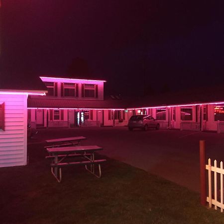 Trail Riders Motel Гренби Екстериор снимка